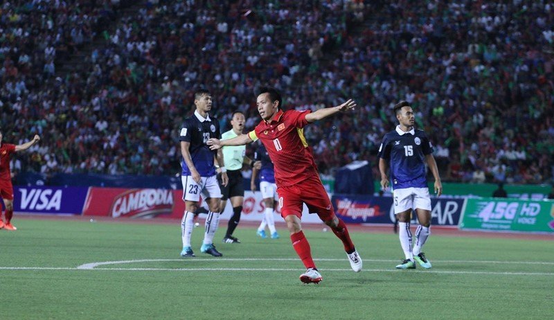 Chưa đến tuyển Việt Nam, HLV Park Hang Seo đã... có quà!