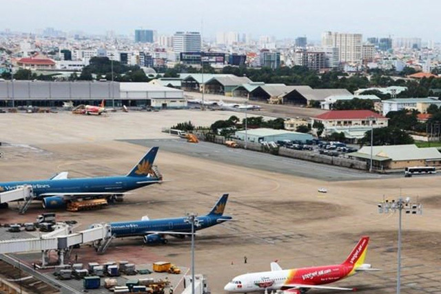 Vé máy bay bất ngờ 'thổi giá', khách choáng, đại lý kêu