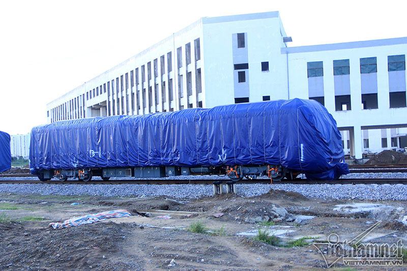 Lỡ hẹn chạy thử, phủ bạt 2 đoàn tàu Cát Linh - Hà Đông