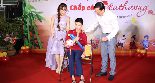 Trung thu 2017: Nữ tỷ phú hát cho trẻ mồ côi nghe