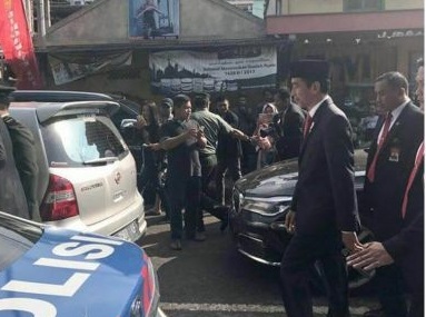 Tổng thống Indonesia cuốc bộ 3km vì tắc đường