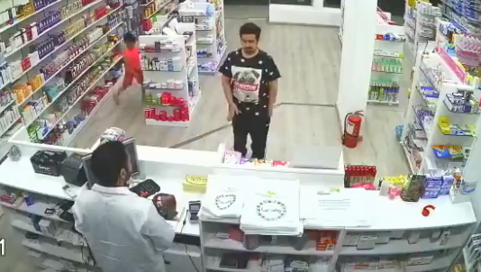 Dàn cảnh tinh vi vét sạch tiền trong ngăn kéo cửa hàng