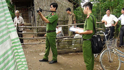 Cháu gái lạnh lùng nhìn người tình sát hại bà ngoại để cướp tài sản