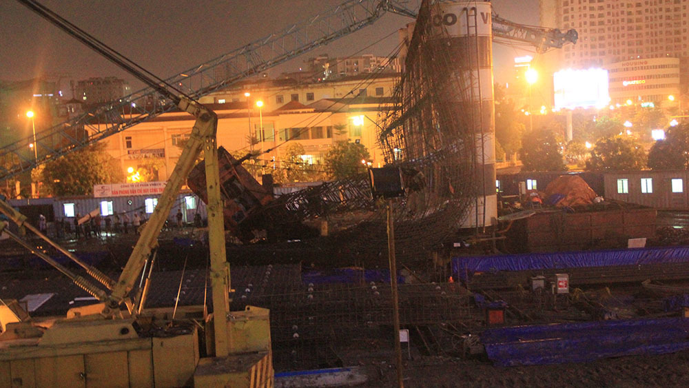 Hà Nội: 2 cần cẩu tháp bất ngờ đổ sập