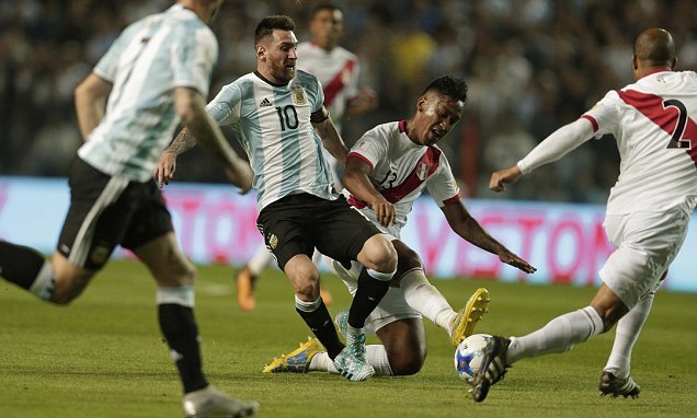 Messi vô duyên, Argentina xa dần vé World Cup 2018