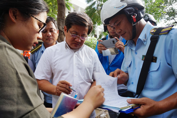 Ông Đoàn Ngọc Hải xử một loạt ô tô biển xanh chiếm vỉa hè