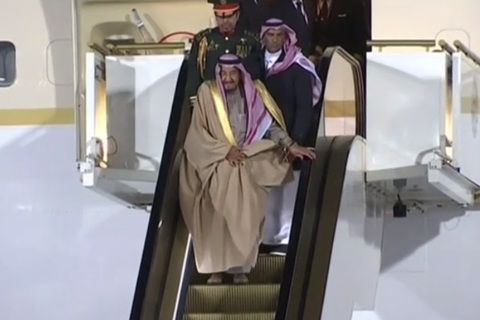 Thang máy vàng của Vua Salman bị mắc kẹt khi đến Nga