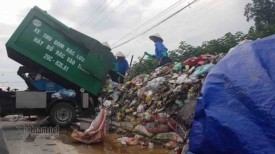 Sơn Tây: Rác bây giờ chất cao như núi, tấn công muôn nơi