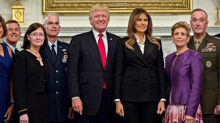 Khoảnh khắc 'bình tĩnh trước bão' của ông Trump