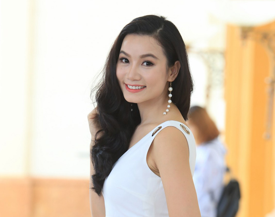 Lương Giang diện đầm trắng, rạng rỡ tại sự kiện