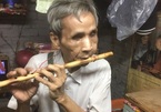 Người đàn ông mù ở Sài Gòn: Vợ bỏ đi, lầm lũi thổi sáo bán nhang nuôi 3 con