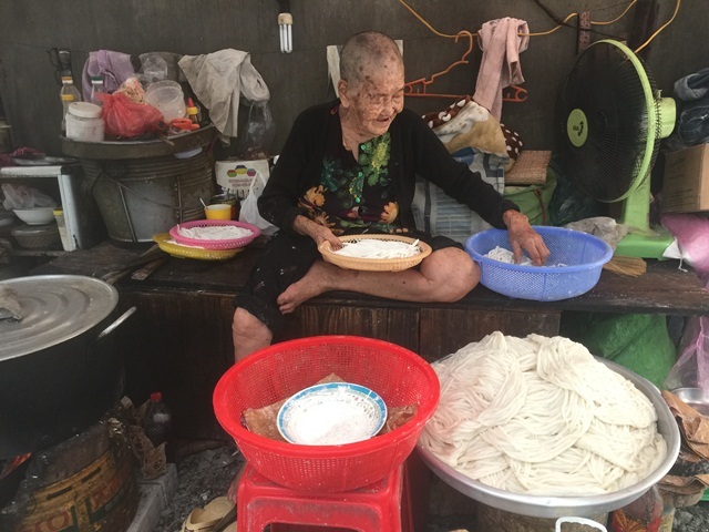 Cụ bà 90 tuổi tối ngủ bạt, ngày làm bánh tằm nuôi 2 con đau ốm
