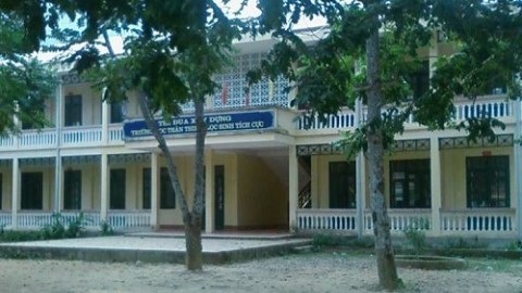 Cắt tiền hỗ trợ của học sinh nghèo để sửa trường