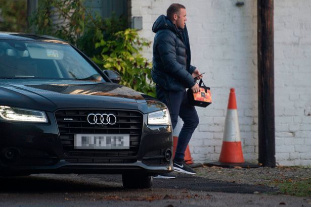 Rooney thất thểu đi cắt cỏ, lao động công ích