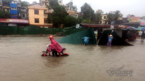 Bì bõm đẩy xe trong mưa lớn ở Hạ Long