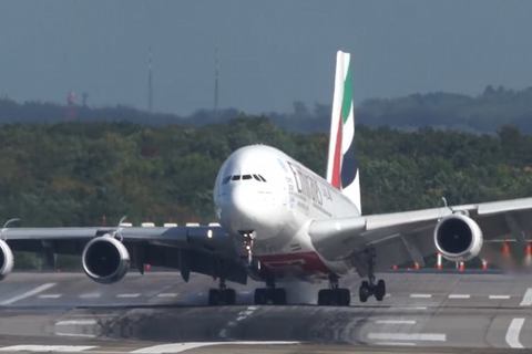 Airbus A380 lảo đảo hạ cánh trong bão lớn