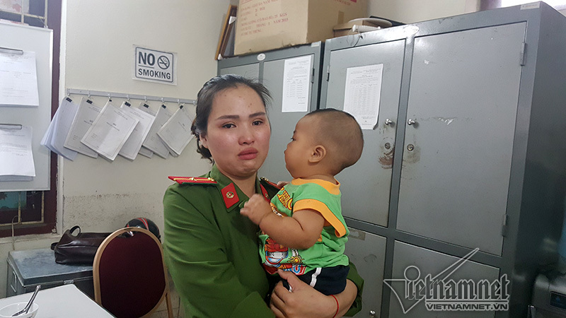 Bé trai được nữ thiếu úy công an cho bú: Có người xưng bố đến xin