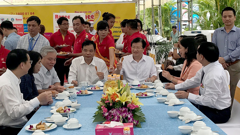 Phó Thủ tướng thưởng thức cá tra, khuyến khích doanh nghiệp
