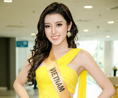 Huyền My diện đầm xẻ đùi vàng rực khoe chân dài miên man