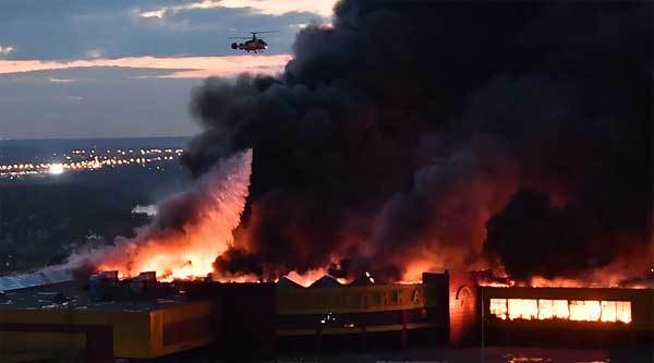 Lửa nuốt chửng khu chợ Moscow, hàng nghìn người sơ tán