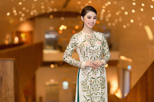 Hoa hậu 'Hội con nhà giàu' khoe nhan sắc yêu kiều