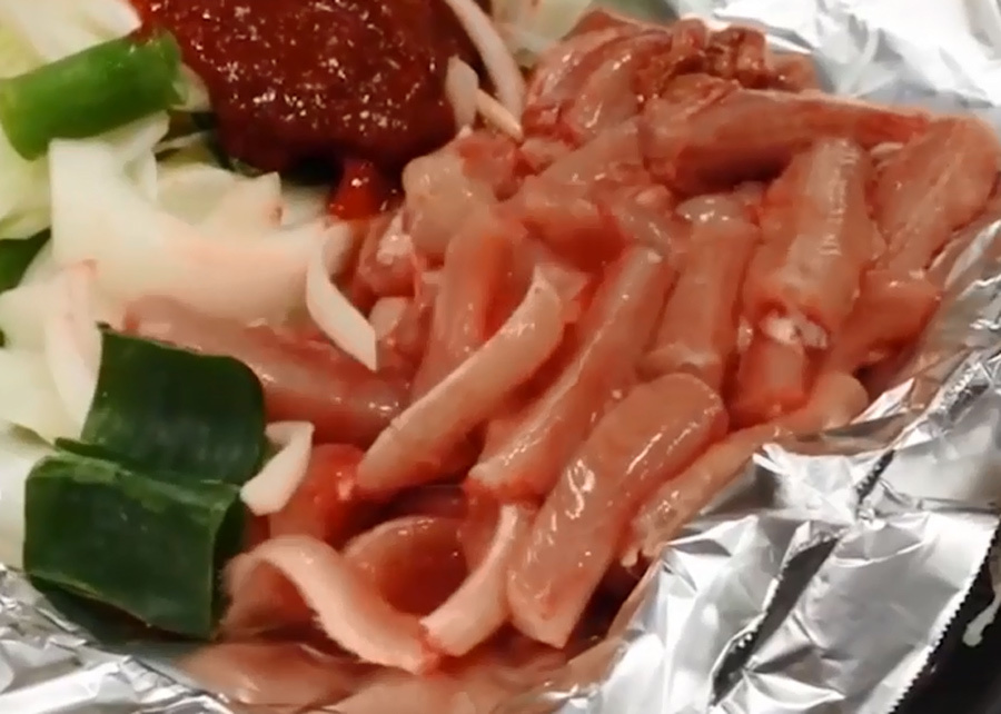 Đáng sợ: Đặc sản bạch tuộc sống ngoe ngẩy trên đĩa