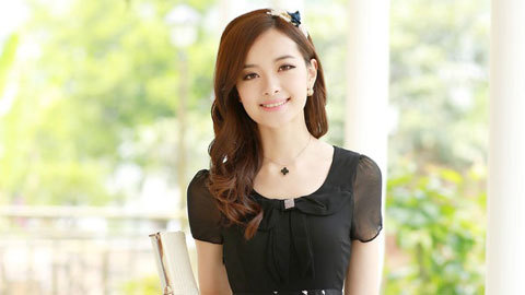 Những phụ kiện đầm xòe họa tiết hoa lung linh chào thu
