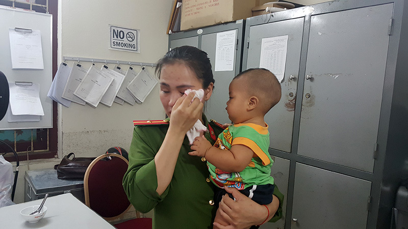 Xét nghiệm ADN bé trai được nữ thiếu úy công an cho bú