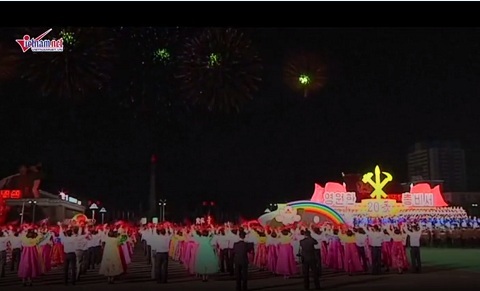 Triều Tiên bắn pháo hoa mừng ngày cha Jong Un nắm quyền