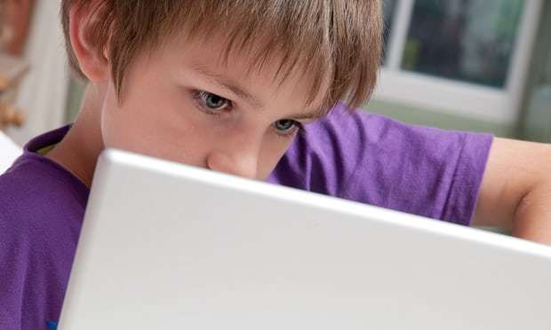OECD: Trường học nên dạy trẻ phát hiện thông tin giả trên mạng xã hội