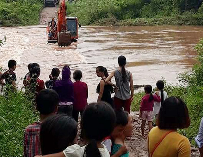 Nín thở xem máy xúc đưa cô dâu vượt sông ngày cưới