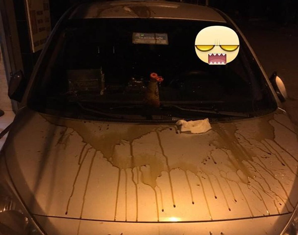 Chủ nhà bức xúc đổ xì dầu lên xe taxi đỗ chắn cửa ra vào
