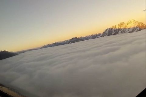 Phi công nhìn thấy gì khi máy bay rẽ mây hạ cánh