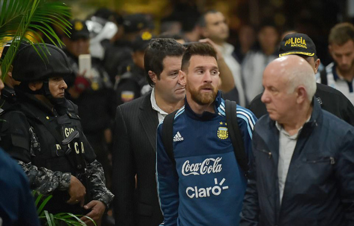 Đổ bộ Ecuador, Messi được cảnh sát bảo vệ... tận răng
