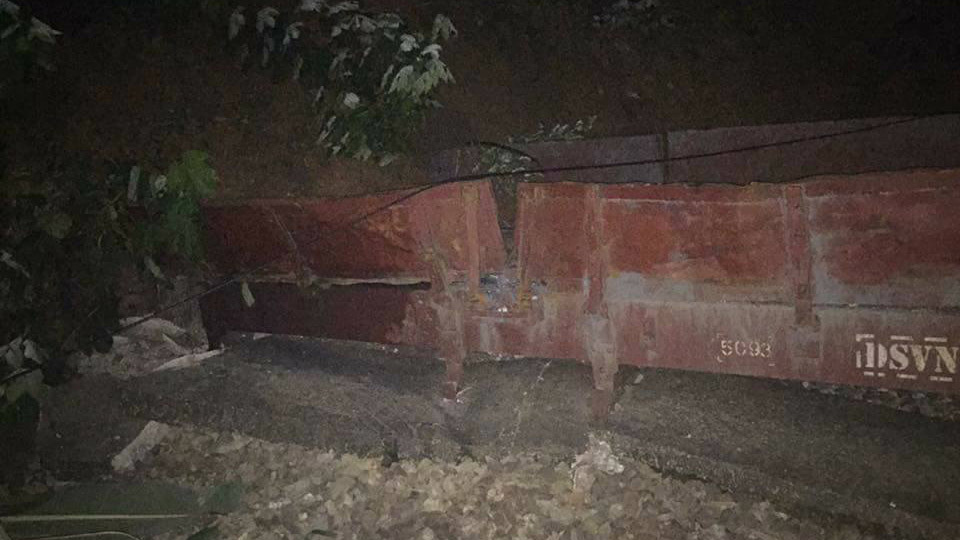 Sạt lở vùi lấp tàu chở hàng ở Yên Bái