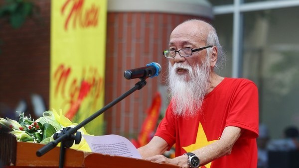 Thầy Văn Như Cương phát biểu tại lễ khai giảng