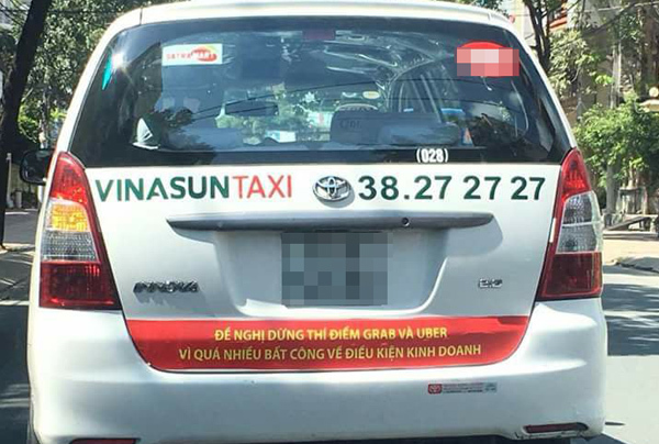 TP.HCM yêu cầu gỡ băng rôn phản đối Grab, Uber