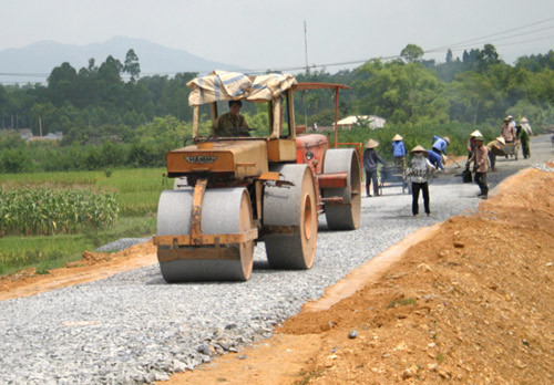 Nông dân hiến đất, góp sức làm đường giao thông