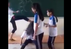 Nữ sinh bị nhóm bạn đánh hội đồng, ngồi lên đầu, lột áo ngay tại lớp