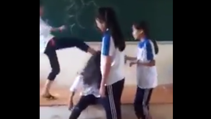 Nữ sinh bị nhóm bạn đánh hội đồng, ngồi lên đầu, lột áo ngay tại lớp