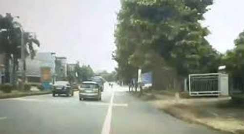 'Hai con dê qua... đường'