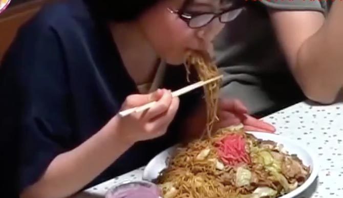Cô nàng siêu ham ăn lần đầu ra mắt nhà bạn trai đã 