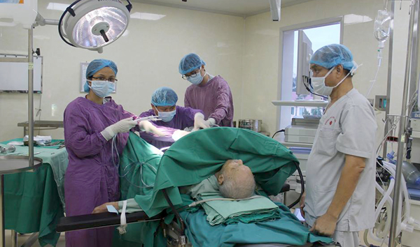Cắt bao quy đầu, u tuyến tiền liệt cho cụ 104 tuổi