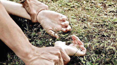 Cô gái ở miền Tây bị 5 trai làng cưỡng hiếp tập thể