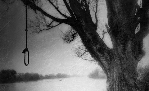 Phó phòng Tài chính thị xã chết trong tư thế treo cổ