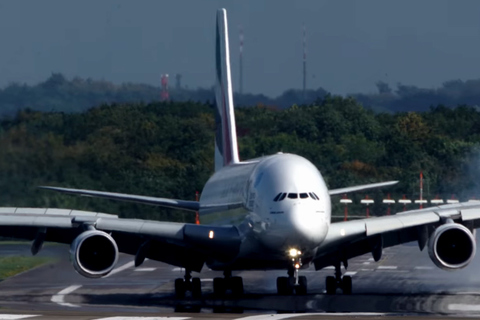 Máy bay Airbus A380 hạ cánh ngược gió chao đảo dữ dội gây kinh hãi