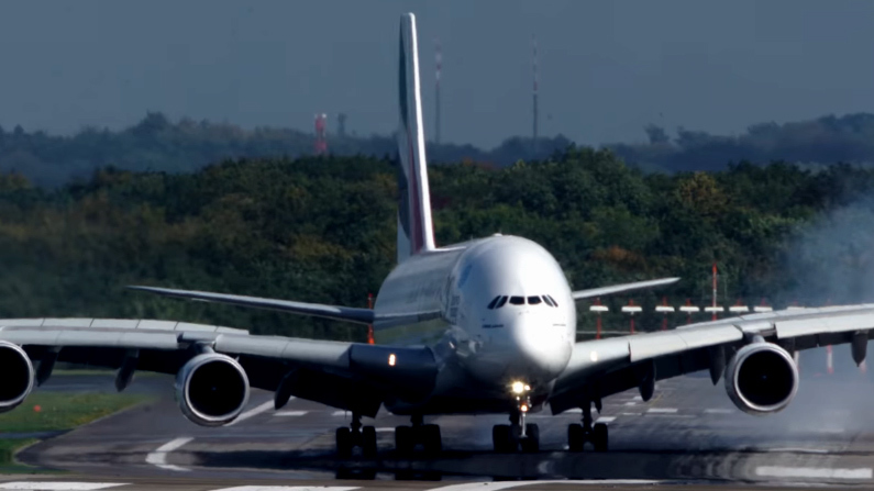 Người xem run sợ trước cảnh máy bay hạ cánh ngược gió