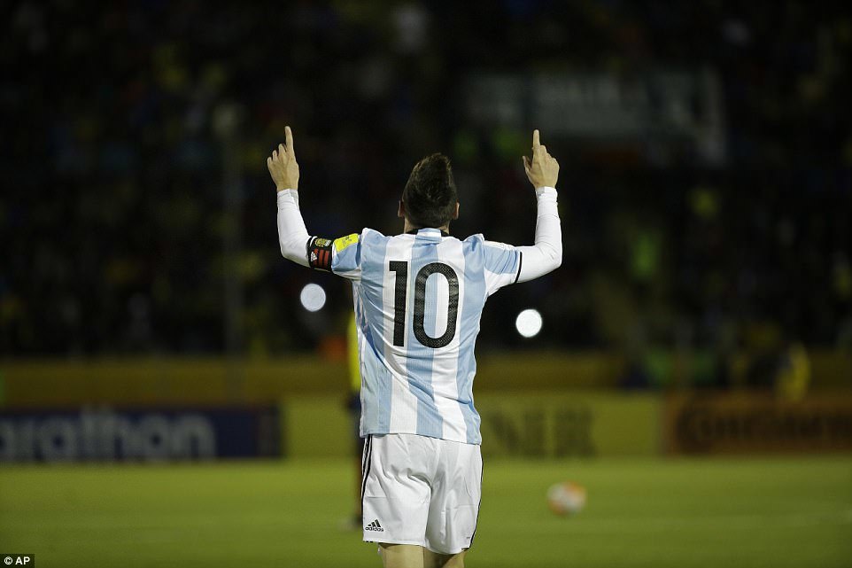 Messi lập hat-trick, Argentina lấy vé dự World Cup ngoạn mục