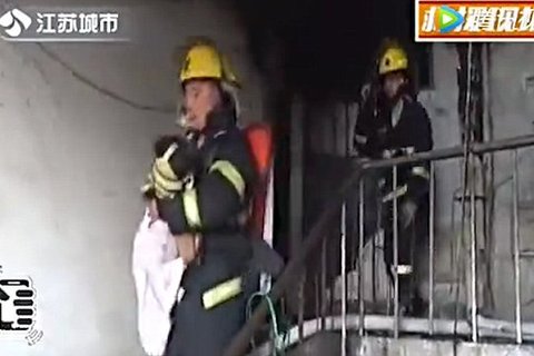 bé gái cứu cả nhà khỏi chết cháy