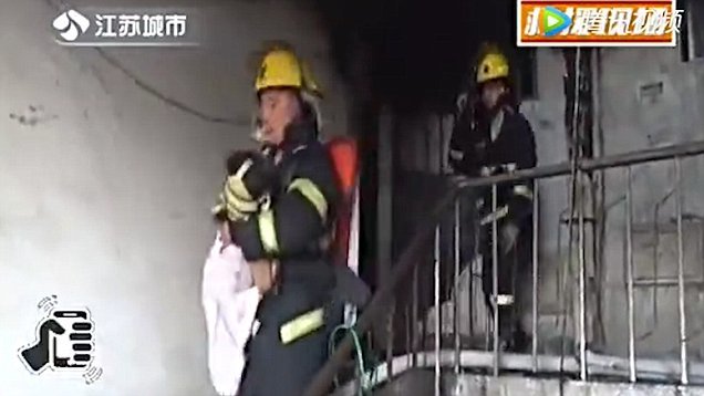 Bé gái nhanh trí cứu cả nhà khỏi chết cháy